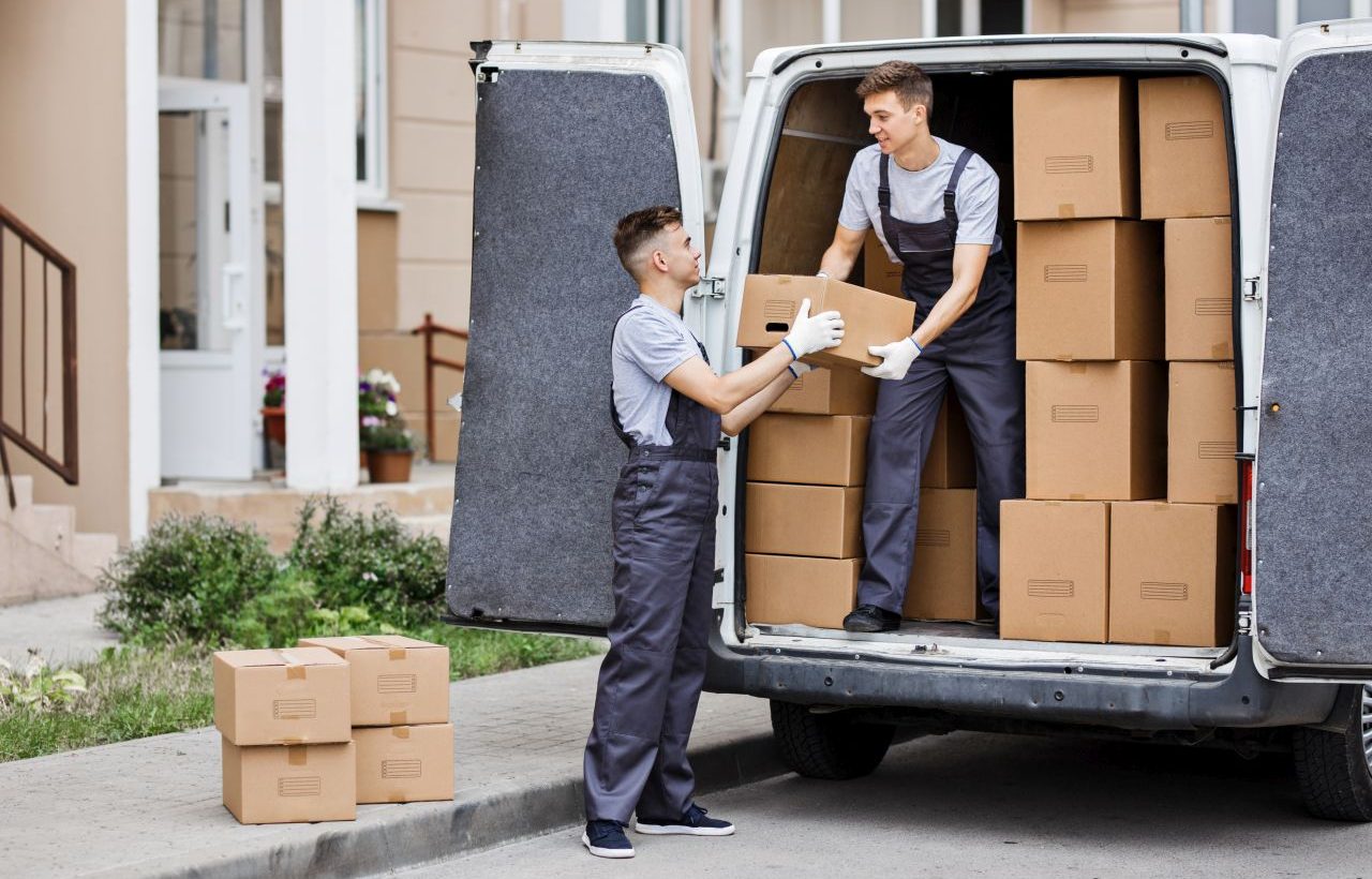 uslugi-transport-paczki-kartony-przeprowadzka-dostawa-1280x820